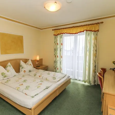 Alpenhotel Tauernstueberl 호텔 젤암제